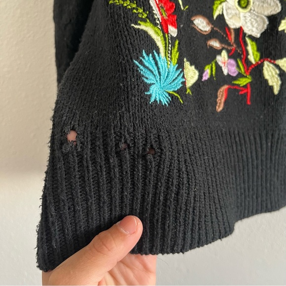 🪩 Embroidered Floral Sweater 🪩 - Picture 5 of 6
